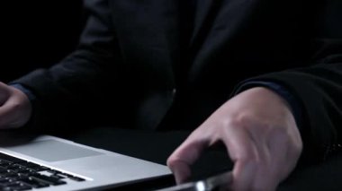 İş adamı değerli ERP sistemlerini koz olarak kullanıyor, değeri ve operasyonel verimliliği maksimuma çıkarıyor. En uygun değer ve performans için kaynakları ve değerli süreçleri en üst düzeye çıkarmaya odaklanmış. Kullanıcı Kimliği