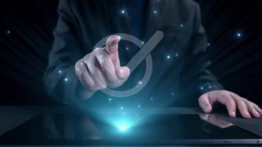 İş adamı, QC ve QA standartlarının karşılandığından emin olmak için katı kalite güvencesi protokolleri uyguluyor. Kalite güvencesi ile sertifikalı ürün mükemmelliğine ulaşmak. Kullanıcı Kimliği