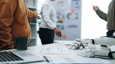 Katılımcılar bir idari zirvede yapay zeka tahminlerini araştırma bulgularıyla birleştirerek, hassas pazarlama girişimlerini şekillendirerek ve işbirlikçi yönleri güçlendirerek birleştiriyorlar. Noogenesis Yapay Zeka