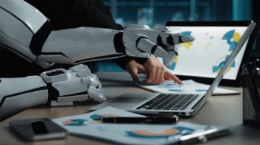 Veri analizi ve stratejik planlama için yapay zekanın işyeri verimliliği üzerindeki artan etkisini temsil eden bir yapay zeka asistanı kullanan iş adamları. Noogenesis Yapay Zeka