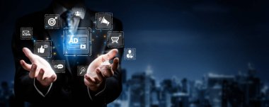 Takım elbiseli bir işadamı, elinde online reklamcılığı ve yapay zeka teknolojisini sembolize eden dijital simgeler tutarken, gece canlı bir şehir zeminine karşı hareket ediyor. XDMCP