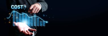 Bir işadamı, yüzde göstergeleriyle bir grafik örtüşen maliyet düşüşünün dijital analizini sergiliyor. Modern tasarım finansal stratejiyi ve büyüme ölçüsünü vurguluyor. XDMCP