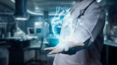 Kalp hologramını tutan ve ameliyata hazırlanan zeki doktorlara yakın çekim yapın. Profesyonel doktor, insan organı parçasını gösteriyor ve analiz ediyor. Eline odaklan. Teknoloji yeniliği. İyileştirici.