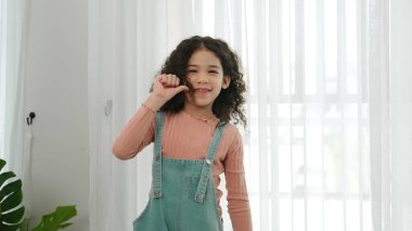 Mutlu Afro-Amerikan kızları oturma odasında dans ederken. Hip hop kızı egzersiz yapıyor ve çocukluk yaşam tarzında aerobik ya da serbest dans yapıyor. Sportif kız kafiyeli oldu. Pedagoji.