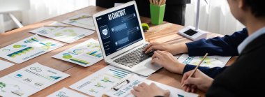 Yapay zeka teknolojisini çalıştırmak için komut mühendisi ve kullanıcı kolaylığı için üretici yapay zeka yardımcı araçları insanların yapay zeka hareketini teşvik ederek üretken yapay zeka fonksiyonları ile çalışmasına yardımcı olur