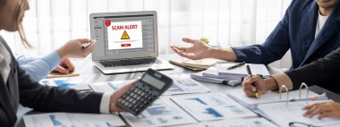 İş zekası ve veri analizi kavramı. Analizci ekibi laptop ekranında finansal veri analizi üzerinde çalışıyor. Etkili iş stratejik planlama için pazarlama göstergesi olarak. İçgörü