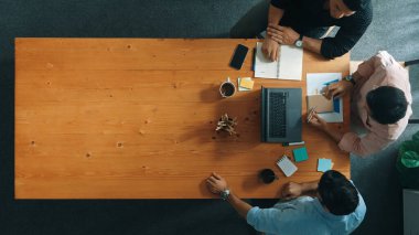 İş adamlarının mali grafiğe bakarken anlaşma yapmak için el sıkıştıklarını gördüm. Masada borsa grafiğiyle pazarlama stratejisi planlayan çeşitli insanlar. Cemaat.