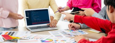 Uygulama ve program kodlaması için bilgisayar ekranında yazılım geliştirme programlama