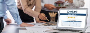 İç mimar tasarımcı grubu, daha kesin tasarım için planlar ve dizüstü bilgisayar ekran mimari yazılımı üzerinde birlikte tartışıyorlar. Modern ev tasarımı ve yenileme. İçgörü