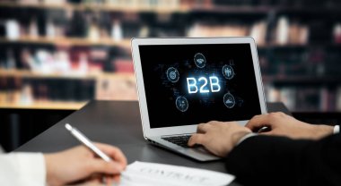 İş adamı B2B peyzajında geziniyor, iş-iş bağlantılarını geliştirmek için kullanım teknolojisi kullanıyor. B2B etkileşimini yeniden şekillendiren keşifler, iş-iş stratejilerinde yenilikleri yönlendiren araçlar. canlı