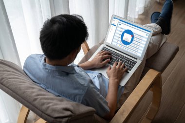 Bilgisayar ekranında rahatça görünen e-posta bildirim iletisi. Dijital pazarlama iletisi bilgi metni iş dünyasından müşteriye