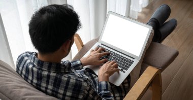 Tasarımınız için mod bilgisayardaki beyaz boş ekran monitör ekranında maket yapın