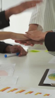 İş adamları proje başarısını ofis işyerinde başarıyla kutladılar. Şirket iş birliği konsepti .
