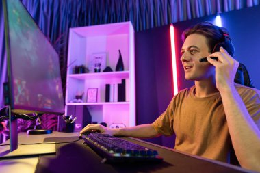 Sunucu kanalı bilgisayar ekranında muptiplayer 'larla Moba' yı oynayan ya da savaş alanında yalnız olan akıllı oyun flaması odaklı. Esport neon dijital ışık odasından canlı yayın yapıyor. Bireysel.