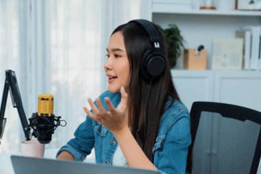 Kot pantolon giyen, yaratıcı yayın yapan genç Asyalı sunucu stüdyo dinleyicisiyle günlük hayatta pazarlamayı ya da danışmanı tanıtmayı online olarak anlatıyor. Taktik.