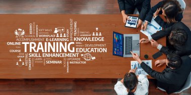 Etkili bir öğrenme için eğitim ve beceri geliştirme, dizüstü bilgisayarlar ve görsel çizelgeler kullanılmasını vurgulayan profesyonel bir toplantı sırasında çeşitli bir ekip işbirliği yapar. Dostluk