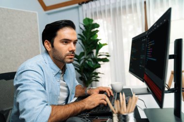 Akıllı IT geliştiricisi yazılım geliştirme kodlaması ile modern ofisteki iki bilgisayar kodlu bilgisayar sistemi üzerinde uygulama programı güncelleme çevrimiçi web sitesi yaratıyor. Tahmin et..