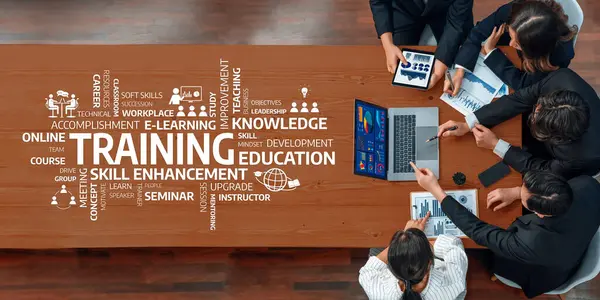 Etkili bir öğrenme için eğitim ve beceri geliştirme, dizüstü bilgisayarlar ve görsel çizelgeler kullanılmasını vurgulayan profesyonel bir toplantı sırasında çeşitli bir ekip işbirliği yapar. Dostluk