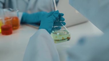 Laboratuvar araştırmacısı yeni bir ilaç geliştirir ya da tedavi eder. Laboratuvar tüpünde renkli kimyasal sıvı kullanır. Bilimsel veya kimya uzmanlığı ve laboratuvar ekipmanları ile sağlık hizmetlerinin teknolojik gelişimi. Katı.