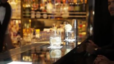 Lüks bir barda limon dilimlenmiş limonla cin ya da tonik servisi yapan akıllı barmen, sıcak gece kulübünün atmosferinde VIP müşteri çiftleriyle canlı sohbetler yapıyor. Vinosity.