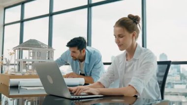 Meslektaşına ev tasarımından bahsederken profesyonel mühendis ölçüm modeli. Laptop analiz verilerini kullanan zeki genç bir mimar. İç işleri ekibi gökdelen ile birlikte çalışıyor. İzleme