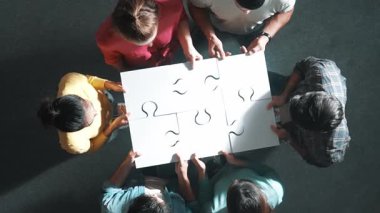 İş adamlarının görüşü, yapbozu buluşmada birlikte ayırdılar. Çeşitli takımların havadan görünüşü, yapbozun parçalarını bir araya getirdi ve konferansta üstünkörü giyinip dikildi. Sempozyum.