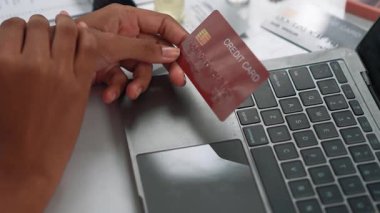 Çevrimiçi ödeme, bankacılık ve internet ağındaki alışveriş için kullanılan kredi kartını çevrimiçi güvenli cüzdan için kredi kartı teknolojisini gösteren dizüstü bilgisayarla kapat