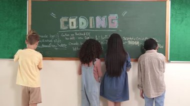 Akıllı öğrenci kodlama mühendisliği komut yazarken geçmişe dönüp kara tahtada yapay zeka programlama sistemi kodu oluşturmuş. Mutlu çeşitli çocuklar web sitesi geliştirme planı için birlikte çalışıyorlar. Pedagoji.