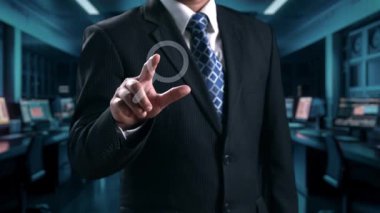 İş adamı, stratejik kararlar için değerli verileri çıkartarak arama motoru araştırması yapıyor. Kapsamlı araştırma ve SEO veri analizi için arama motorları kullanılıyor. Kullanıcı Kimliği