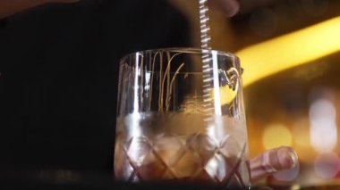 Yakın plan el yapımı barmen karışımı. Alkol likörü ve şurup karışımı. Bardak tatma karışımı. Gece hayatı karışımının sergilendiği özel bir içecek. Vinosity.