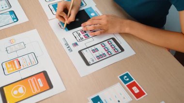 Mobil uygulama ya da web sitesi için kullanıcı arayüzü prototipi planlayan şirket çalışanlarının panorama videosu. UX UI tasarım beyin fırtınası kullanıcı dostu arayüz planı tasarlıyor. Sinerjik