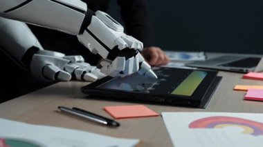 Hedef odaklı bir çemberde, bir asistan anahtar veri setlerini değerlendirmek için AI ile birleşir ve tüm ekibe sağlam pazarlama kararları ve stratejik planlar konusunda rehberlik eder. Noogenesis Yapay Zeka