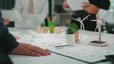 İş dünyasından çeşitli profesyoneller, yenilenebilir enerji çözümleri ve modern ofis teknolojilerini parlak bir çalışma alanında sergileyen sürdürülebilir bir kalkınma planı üzerinde işbirliği yapıyor. SACTR