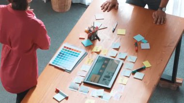 Yapışkan notlar üzerine yönetici yazma fikrinin en üst görüntüsü ve web tasarımı hakkındaki fikri açıkla. Profesyonel pazarlama ekibi ya da programcı renk paletli tablete bakarken beyin fırtınası fikri. Sempozyum.