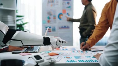 Profesyoneller yapay zeka analizlerini pazar stratejilerini geliştirmek, işbirlikçi verimliliği artırmak ve modern bir çalışma alanında stratejik iş planlamasını geliştirmek için koz olarak kullanıyorlar. Noogenesis Yapay Zeka