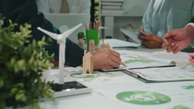 Profesyoneller, modern bir çalışma alanında çizelge ve modellerin sergilendiği, sürdürülebilirlik ve yeniliğin ön plana çıkarıldığı, işbirlikçi bir çevre dostu projeye girişiyor. SACTR