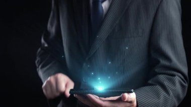 İş adamı B2B peyzajında geziniyor, iş-iş bağlantılarını geliştirmek için kullanım teknolojisi kullanıyor. B2B etkileşimini yeniden şekillendiren keşifler, iş-iş stratejilerinde yenilikleri yönlendiren araçlar. Kullanıcı Kimliği