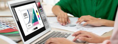 Web sayfasının modern tasarımı ve bilgisayar ekranında gösterilen ticari canlı reklamlar için grafiksel tasarımcı yazılımı