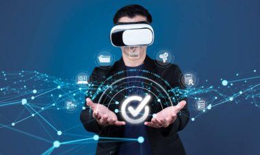 İş adamı, QC ve QA standartlarının karşılandığından emin olmak için katı kalite güvencesi protokolleri uyguluyor. Kalite güvencesi ile sertifikalı ürün mükemmelliğine ulaşmak. FaaS