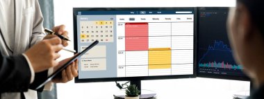 İnternet sitesinde canlı eleştiriler için çevrimiçi aplikasyon rezervasyon takvimi