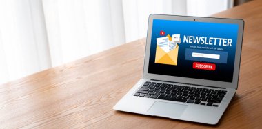 Müşterilerin abone olmak için bilgisayardaki haber belirleme sayfası Sugly Newsletter güncelleme bilgilerini aboneye aktarması