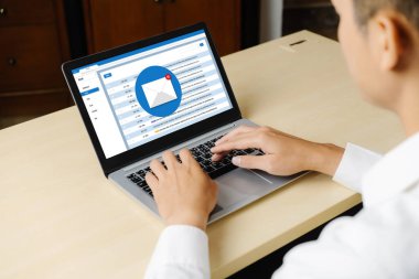 Bilgisayar ekranında rahatça görünen e-posta bildirim iletisi. Dijital pazarlama iletisi bilgi metni iş dünyasından müşteriye