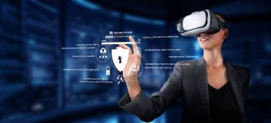 Profesyonel bir kadın sanal gerçeklik kulaklığı takarken siber güvenlik arayüzü ile etkileşime girer, verilerin korunması ve çevrimiçi güvenliğin sağlanmasında teknolojik rol oynar. XDMCP