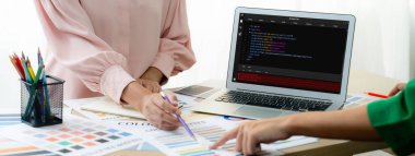 Uygulama ve program kodlaması için bilgisayar ekranında yazılım geliştirme programlama