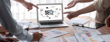 SEO arama motoru optimizasyonu bilgisayar ekranında canlı e-ticaret ve çevrimiçi perakende ticaret için