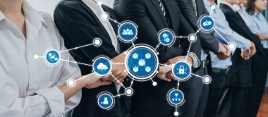 Modern bir ofis ortamında takım çalışması ve işbirliği sergileyen, dijital arayüz sembolleri aracılığıyla bağlantılar ve iletişim sergileyen bir grup iş adamı. Dostluk