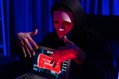 Suçlu anonim maskesinin şifrelemesi, güvenli olmayan özel hayatın dizüstü bilgisayarını hackleyerek başarılı oldu. Yükleme servisinin büyük bir veritabanını kullanarak ya da kopya çekerek. Bireysel.