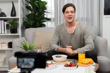 Akıllı beslenme yayın kuruluşu, taze yoğurt sosu, meyve suyu ve portakal suyu içeren sağlıklı besin seçimi sunarak, her öğünde vitamin ve lif kullanımını açıklıyor. Bireysel.