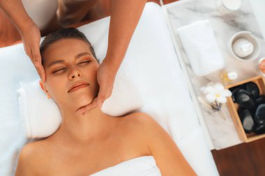 Panorama 'da kadınların stres önleyici kafa masajından ve lüks tatil beldesi veya otel spa salonundaki modern ışık ortamında yüz güzelliği eğlencelerini şımartmaktan hoşlandığı bir manzara var. Sessiz.
