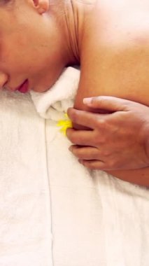 Rahat bir kadın profesyonel masaj terapistiyle lüks kaplıcalarda masaj yaptırıyor. Sağlık, şifa ve rahatlama konsepti.